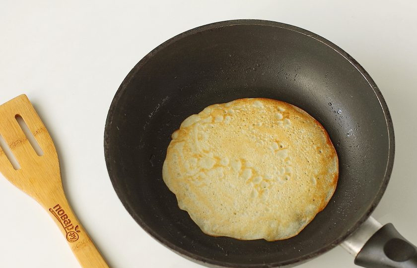 1. Этап. Постные толстые блины на дрожжах: Я пекла блины диаметром 15 см. Из указанного количества у меня получилось 14 штук.