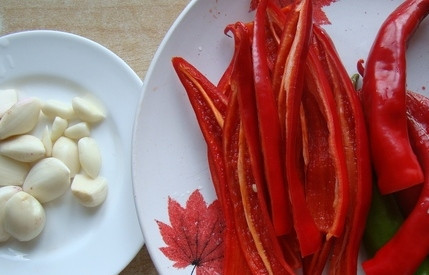 1. Этап. Паста чили: 2. Перец нужно очистить от перепонок и нарезать его вдоль.