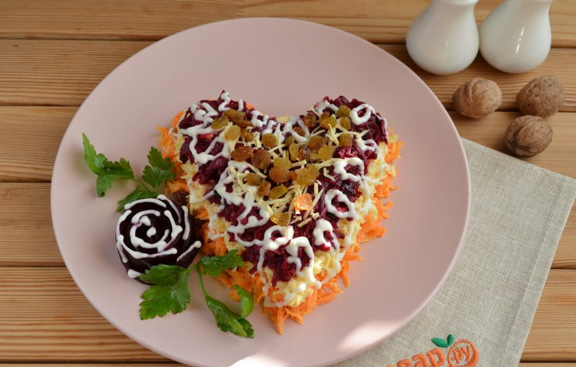 1. Этап. Салат Любовница: Украсьте верх салата на ваше усмотрение. Я полила майонезом, посыпала тертым сыром, положила изюм. Салат готов, подавайте к столу! Приятного!