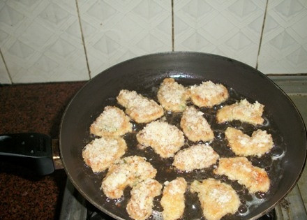 1. Этап. Самые вкусные наггетсы: 10. Разогрейте хорошенько сковороду с большим количеством растительного масла, выложите наггетсы.