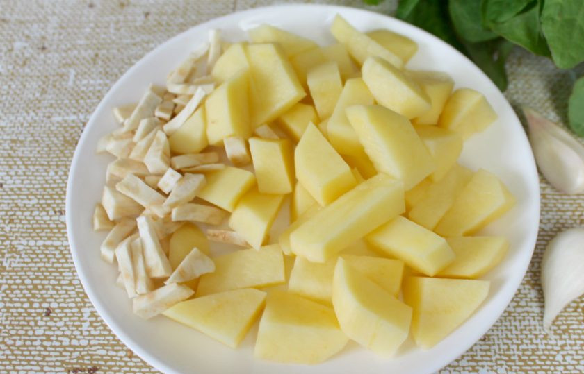 1. Этап. Щавельник: Затем, добавляем картофель и сельдерей.