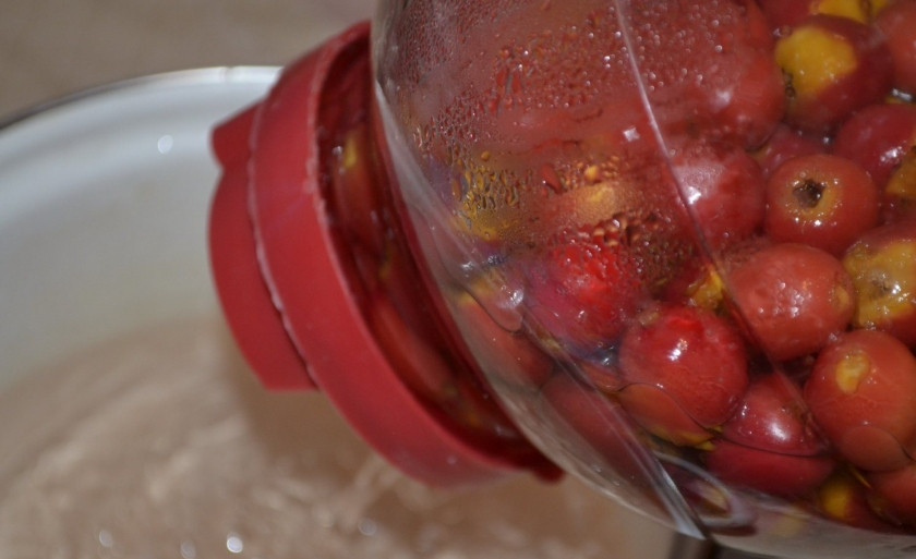 1. Этап. Компот из боярышника: 3. Через 15-20 минут, когда ягоды уже пропитались маринадом, слейте его обратно в кастрюлю. Снова доведите раствор сахара до кипения.