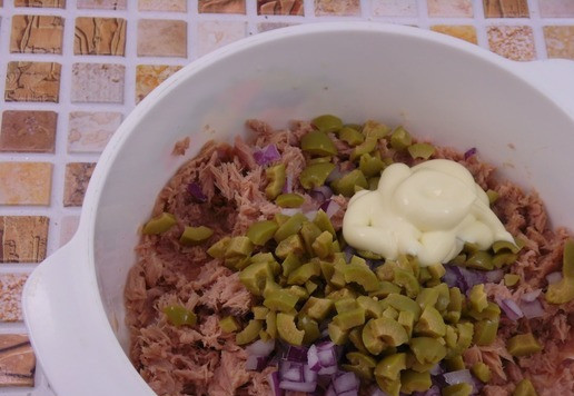 1. Этап. Картофельные ватрушки с тунцом: Для начинки из тунца слить сок, переложить рыбу в миску. Добавить мелко нашинкованные оливки и красный лук. Заправить майонезом и перемешать.