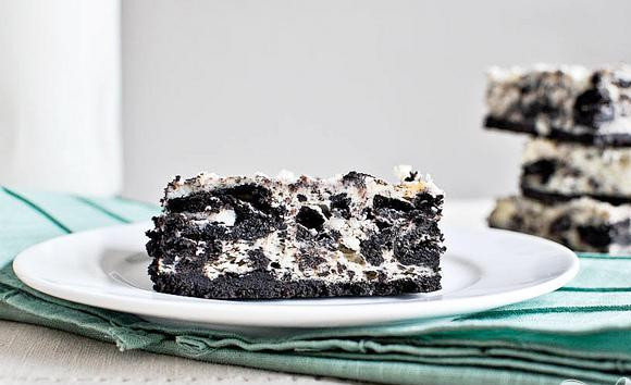 1. Этап. Шоколадные пирожные со сливочной начинкой: 7. Выложить чизкейк на большой разделочной доске. Используя острый нож, разрезать на ломтики. Прополощите нож под горячей водой и вытрите его насухо между нарезкой каждого ломтика. Хранить пирожные в холодильнике.