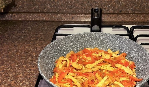 1. Этап. Острая начинка для мексиканских блинов: Сковороду смазать маслом и пассеровать лук до золотистого цвета, потом добавить чеснок, перец. Добавить запеченное мясо индейки, специи, ещё 1 зубчик измельченного чеснока. Перемешать, добавить маслины. Добавить воды 1,5 ст. л. и потушить на малом огне под крышкой до готовности