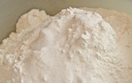 1. Этап. Пирожки с капустой на сдобном тесте: 5. В отдельную емкость просейте муку и добавьте соль по вкусу.