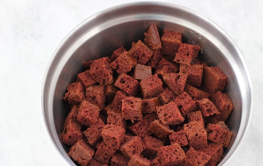 1. Этап. Торт Панчо домашний: 8. Один корж разрежьте вдоль на два. Второй нарежьте кубиками.