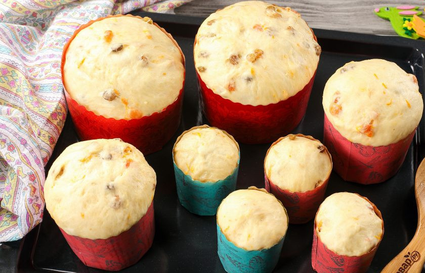 1. Этап. Пасхальный кулич на живых дрожжах: Смажьте руки растительным маслом и разложите тесто по формочкам, заполняя их на 1/3. Затем накройте полотенцем и дайте постоять 30-40 минут.