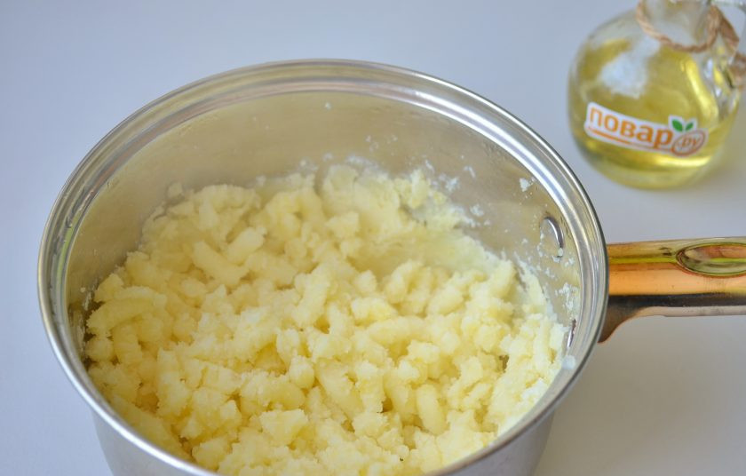 1. Этап. Курзе с картошкой: 6. Из готового картофеля слейте весь отвар, толкушкой разомните картофель. Влейте 80 мл отвара. Перемешайте.