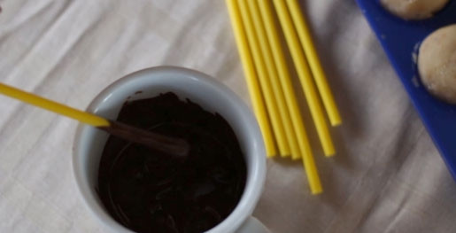 1. Этап. Попкейк: 5. Заранее растопите шоколад на водяной бане и, опуская в него палочку для попкейков, вставляйте ее в наши заготовки.