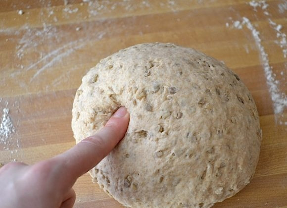 1. Этап. Хлеб с семечками: 7. Тесто получается мягкое и эластичное, если в него ткнуть пальцем, вмятина быстро выравнивается.