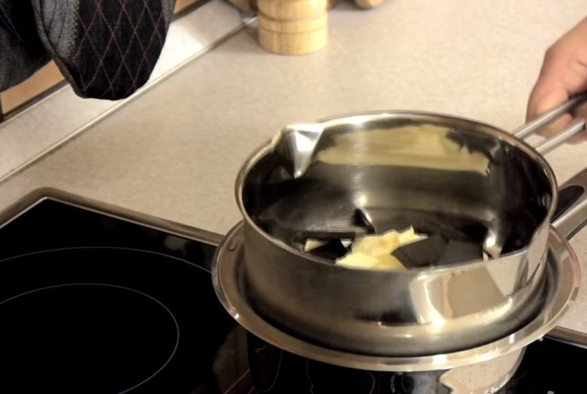 1. Этап. Шоколадный торт Купол: 5. Верх торта смажьте оставшимся кремом, накройте миску пищевой пленкой и отправьте в морозилку на 1 час. Приготовьте глазурь: растопите на паровой бане шоколад со сливочным маслом.