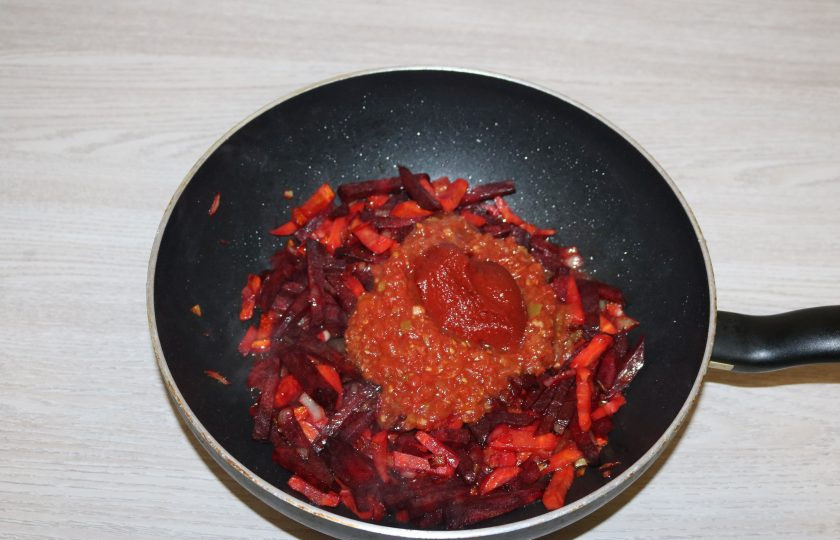 1. Этап. Борщ с морской капустой: Влейте томатный сок и добавьте томатную пасту. При необходимости добавьте немного воды.