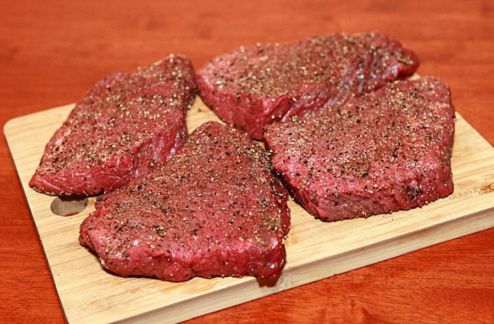 1. Этап. Говядина на сковороде гриль: Далее натираем мясо со всех сторон специями (не солить!) и оставляем говядину минут на 10-15 подышать.