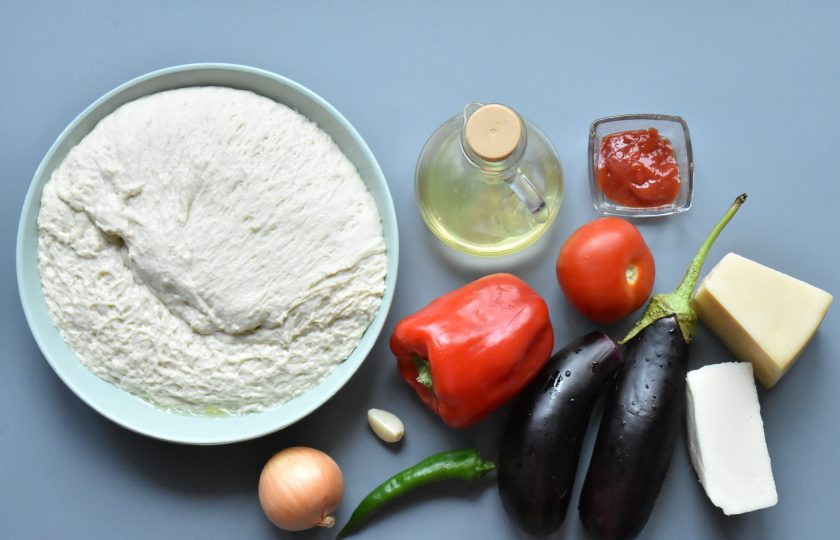 1. Этап. Пицца Меланзанья: Подготовьте продукты для приготовления пиццы с баклажанами. Для приготовления соуса можно использовать консервированные в собственном соку томаты, домашний густой томатный сок или томатную пасту. Тесто можно использовать любое дрожжевое. В данном случае используется тесто на закваске. Рецепт можно найти на сайте.