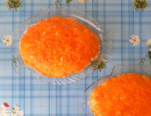 1. Этап. Салат под шубой: 4. Затем выкладываем слой тертой отварной моркови. По желанию немного солим. Тоже промажем майонезом.