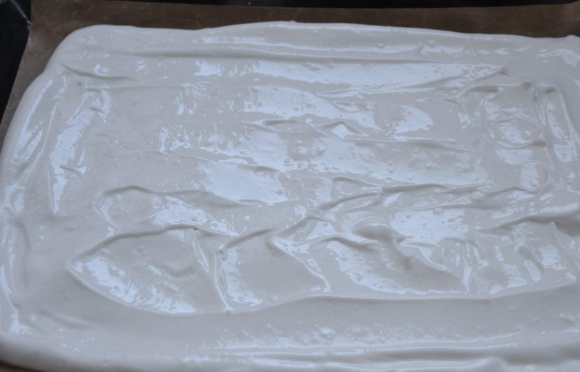 1. Этап. Меренговый рулет с маскарпоне: Выложите белки ровным слоем на лист для выпечки. Если не уверены в нем, то можно слегка смазать растительным маслом. Выпекайте в разогретой до 200 градусов духовке 6-7 минут (без конвекции), затем понизьте температуру до 160 градусов и выпекайте еще 10 минут.