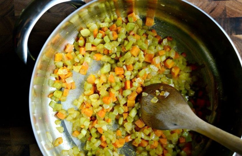 1. Этап. Томатный крем-суп с креветками: 3. В это время займитесь овощами. Нарежьте мелкими кубиками сельдерей, лук и морковь. Обжарьте овощи в масле в течение 25 минут, помешивая.