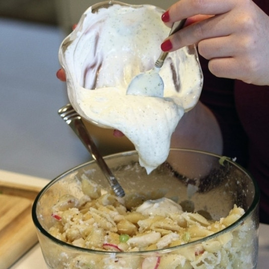 1. Этап. Салат с крабовым мясом: Сметану солим и перчим, заправляем этой сметаной салат. Хорошенько перемешиваем.