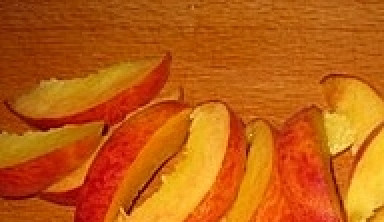 1. Этап. Курица с персиками: Персики вымыть и нарезать дольками.
