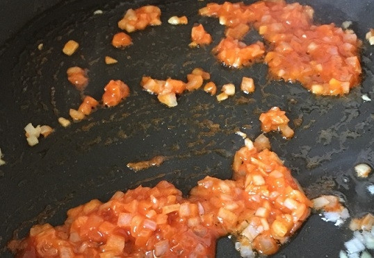 1. Этап. Рецепт кукурузного пирога: 4. В небольшом количестве масла обжарьте измельченный белый лук. Можно добавить немного острого томатного соуса.