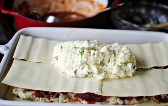 1. Этап. Лазанья Барилла: 16. Выложите листы и распределите ровным слоем оставшийся сырный соус.