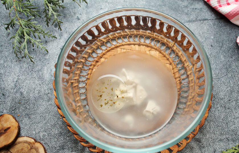 1. Этап. Фокачча с пармезаном и розмарином: В теплую воду выложите свежие дрожжи, соль, влейте растительное масло и перемешайте до однородности.