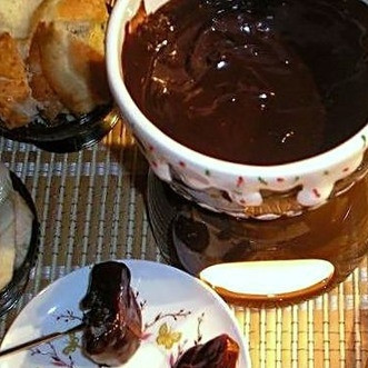 Шоколадное фондю с фруктами