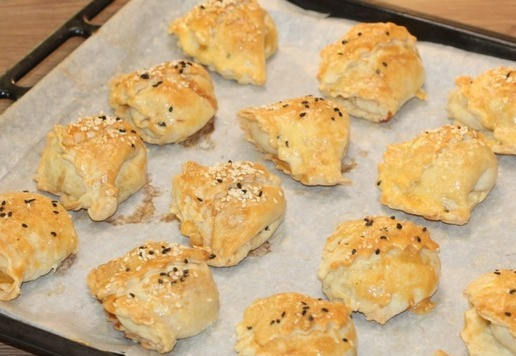 1. Этап. Вкусные ракушки с начинкой из индейки: 16. Выпекаем печенье при 200 градусах, 20-25 минут. Затем смазываем взбитым желтком и посыпаем обжаренным кунжутом и на 5 минут в духовку до хрустящей корочки.