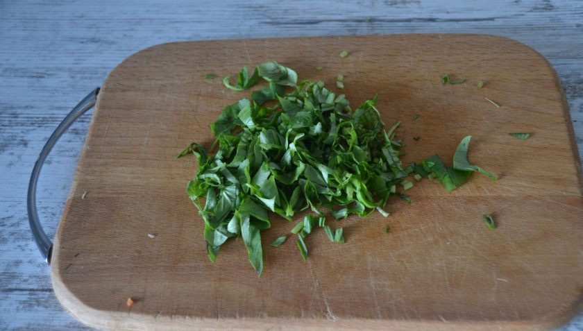 1. Этап. Болоньезе от Джейми Оливера: Измельчите базилик.