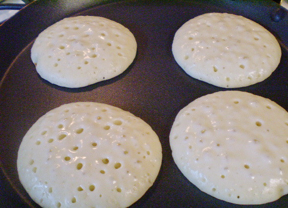 1. Этап. Панкейки на молоке: Разогреваем сухую сковороду, столовой ложкой наливаем тесто и выпекаем до появления пузырей.