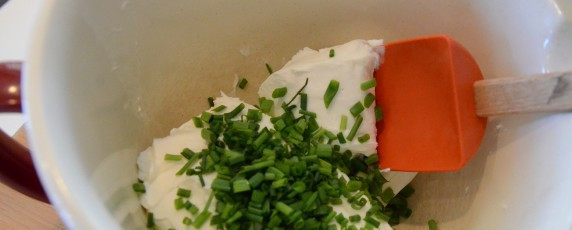 1. Этап. Лаваш с сыром и зеленью: Добавляем плавленый сыр и хорошо перемешиваем.