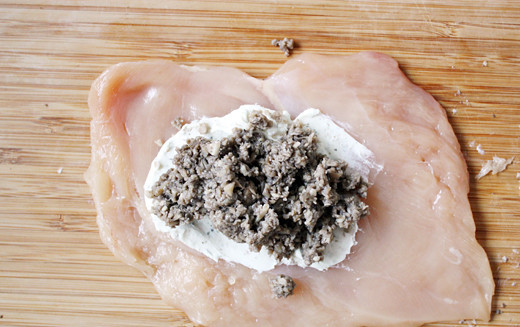 1. Этап. Грудка, фаршированная грибами и сыром: 4. На филе выложить тонкий ломтик сыра и небольшое количество жареных грибов. При желании этот простой рецепт грудки, фаршированной грибами и сыром можно дополнить также ломтиком помидора.