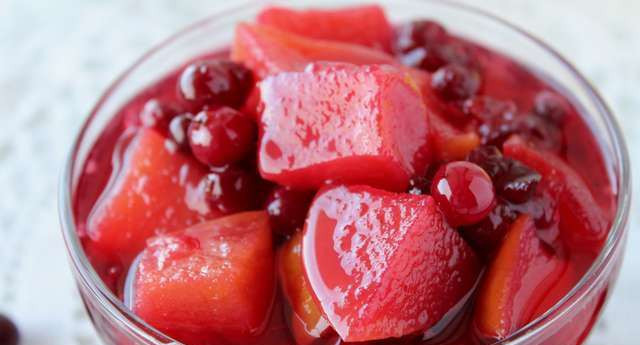 1. Этап. Варенье из зеленой клюквы с айвой: 4. Варим все вместе, пока варенье не станет нужной вам густоты. Закатываем в стерильных баночках на зиму или подаем сразу же.