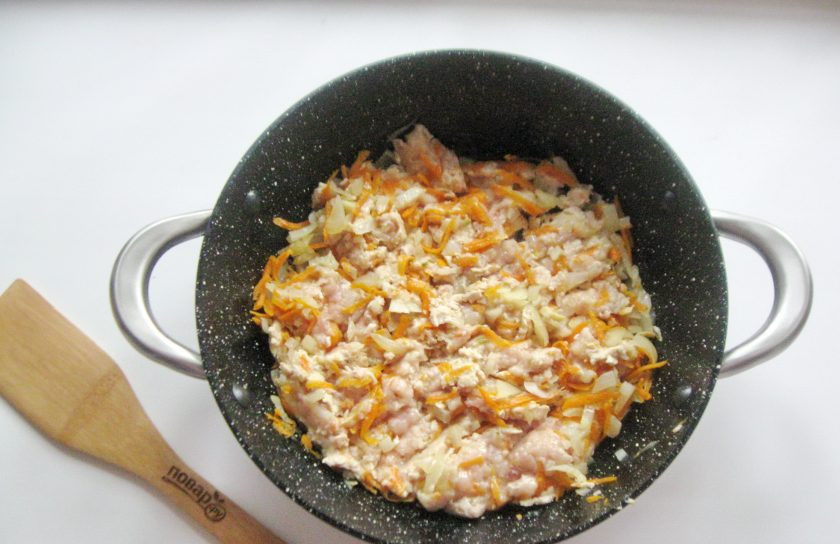 1. Этап. Ленивые голубцы как в столовой: Поджарьте фарш с овощами, перемешивая 5-6 минут.