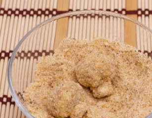 1. Этап. Шампиньоны в кляре: Затем еще раз обмакните в яичную смесь и обваляйте в панировочных сухарях.