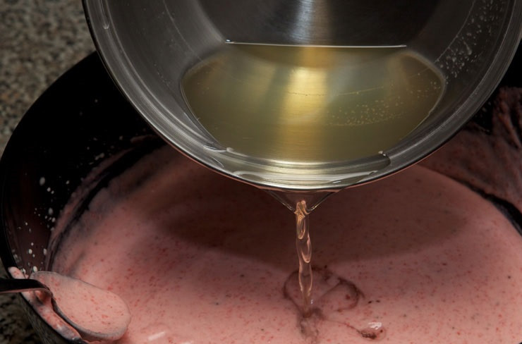 1. Этап. Клубничный крем для торта: 8. Последним добавить в крем немного желатина.