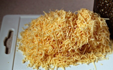 1. Этап. Тарталетки с ветчиной и помидорами: Сыр трем на мелкой терке.