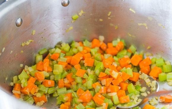 1. Этап. Нудл суп: 3. Обжарьте их 10 минут до мягкости, помешивая.