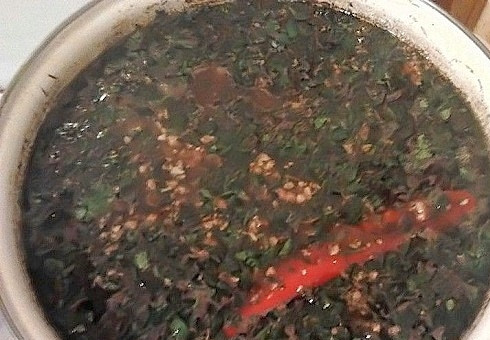 1. Этап. Харчо по-грузински: Очистим чеснок, измельчим зелень и перетрем все вместе с солью. Добавляем в суп, когда рис будет готов.