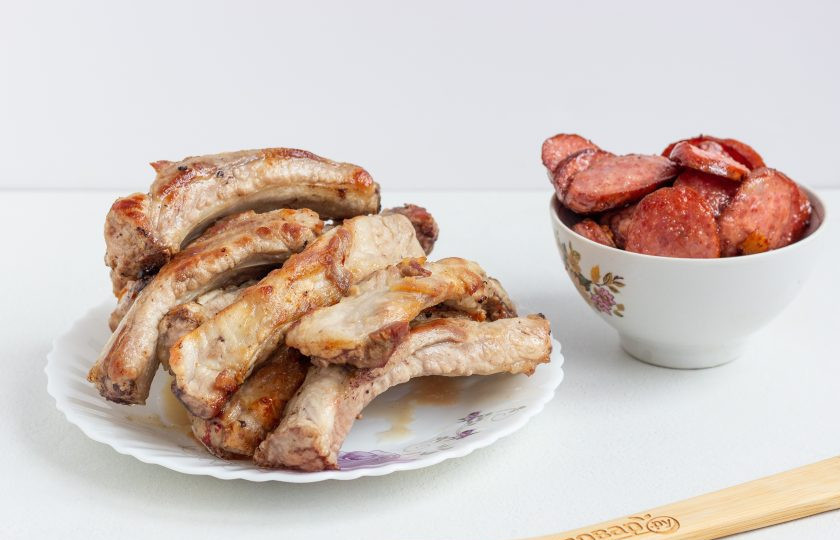 1. Этап. Пряженина: Сало мелко нарежьте и растопите до шкварок в сковороде с толстым дном и высокими бортиками. На выделившемся жиру обжарьте ребрышки со всех сторон, чтобы 