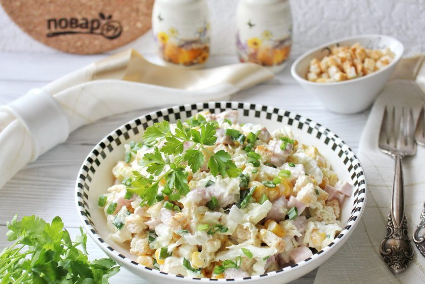 1. Этап. Салат с ветчиной, кукурузой и сухариками: Салат с ветчиной, кукурузой и сухариками готов. Подавайте на закуску в будни и праздники.