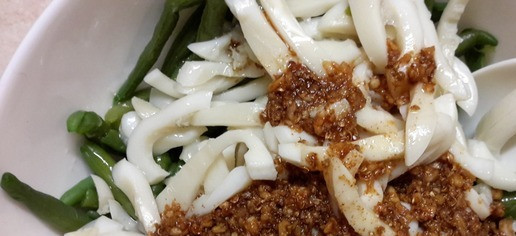 1. Этап. Кальмар с фасолью по-корейски: Растительное масло разогреваем до кипения, но не кипятим. Выливаем на смесь фасоли с кальмаром (запариваем). Сверху выливаем маринад.