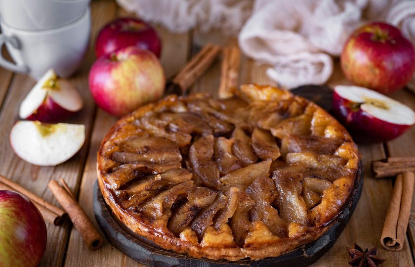 1. Этап. Тарт Татен: Готовый тарт извлеките из формы и поместите на плоское блюдо песочной основой вниз, яблоками вверх, немного охладите его.