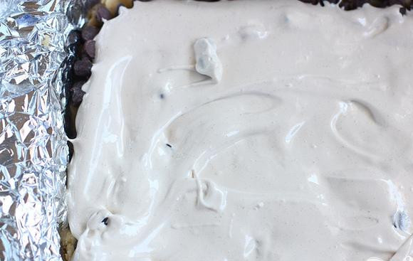 1. Этап. Пирожные с шоколадом и безе: 6. Выложить безе поверх шоколада и разровнять шпателем.