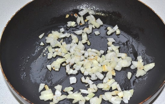 1. Этап. Салат Диана: 4. Отправьте на сковороду с растительным маслом и обжарьте до прозрачности.