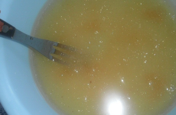 1. Этап. Постный кекс в мультиварке: В отдельной миске смешаем сахар и мед, добавим к ним теплую воду. Хорошо перемешаем, чтобы сахар и мед растворились, и добавим растительное масло.