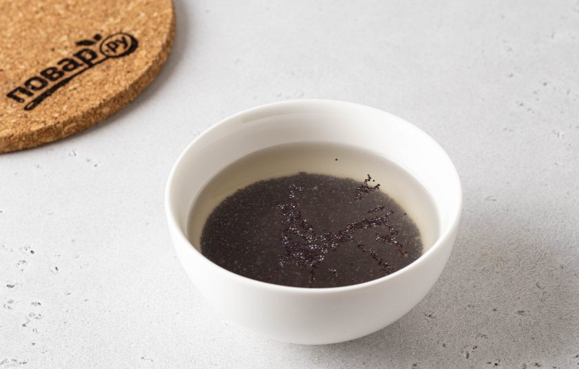 1. Этап. Постный пирог с мандаринами: Залейте мак кипятком на 10 минут. Затем слейте воду и разотрите в ступке.