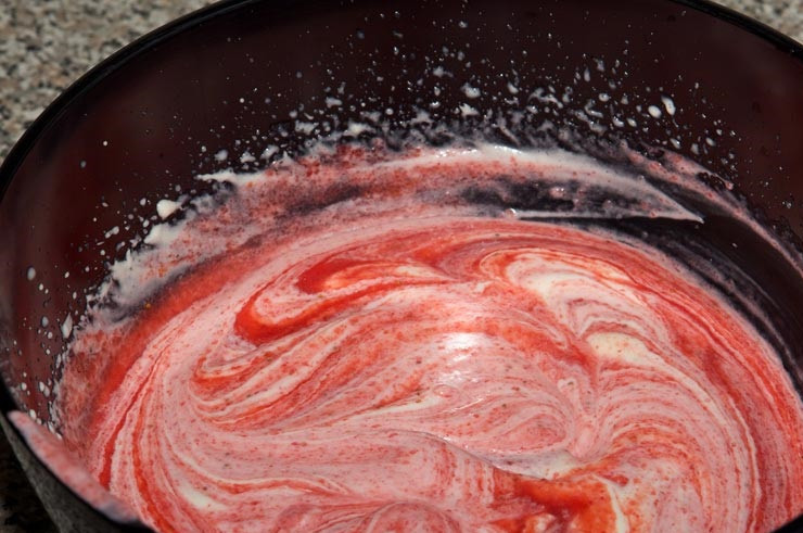 1. Этап. Клубничный крем для торта: 7. Затем все как следует перемешать, сделав клубничный крем для торта в домашних условиях однородным.