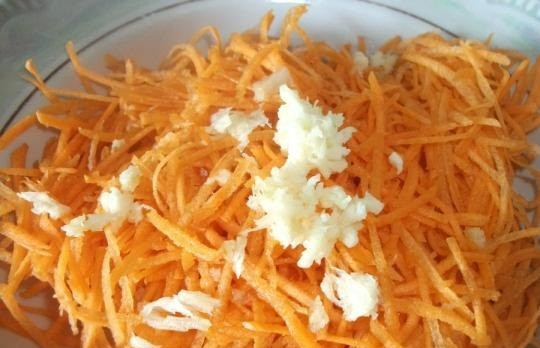 1. Этап. Кабачки по-венски: 2. Выдавить чеснок в тарелку с морковью.